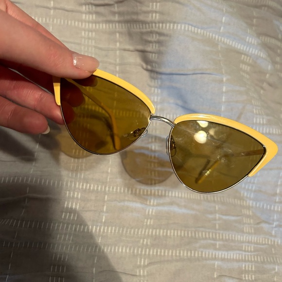 Stylish Yellow Cat-Eye Sunglasses - Picture 4 of 4